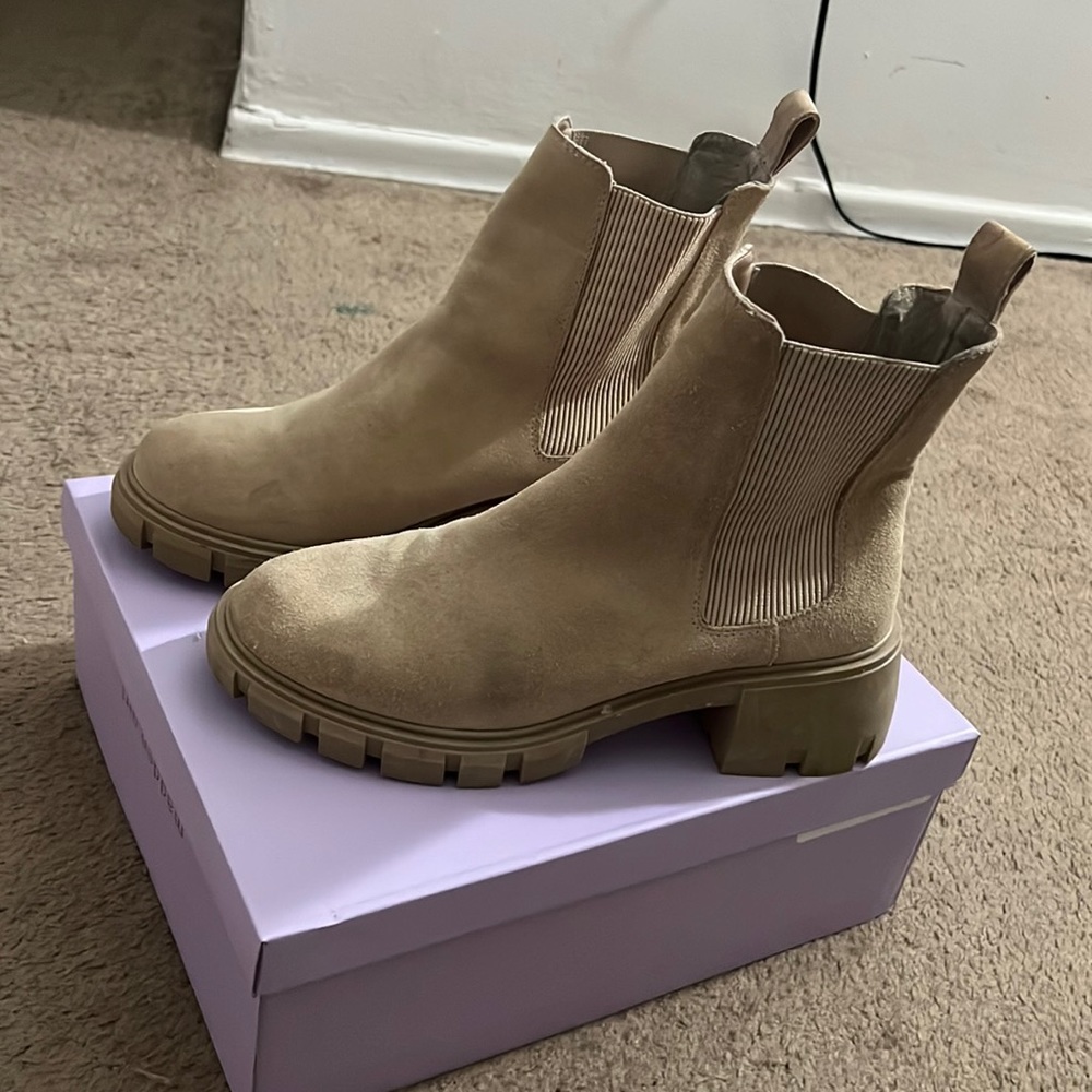 Steve Madden Chelsea boot beige! Size 9
